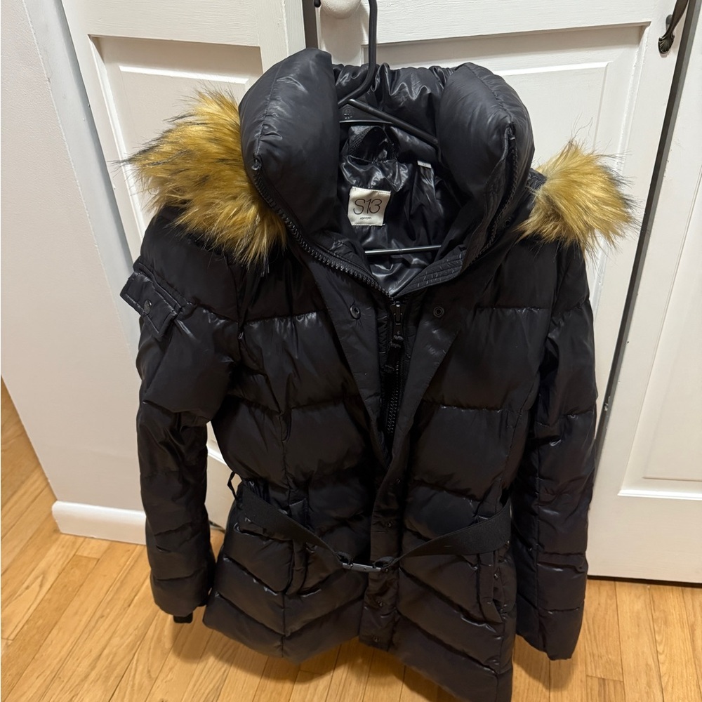 S13 New York Women’s Puffer jacket with faux fur hood and belt. Size Medium.
